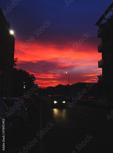 tramonto strada macchina © Kateryna Kovarzh