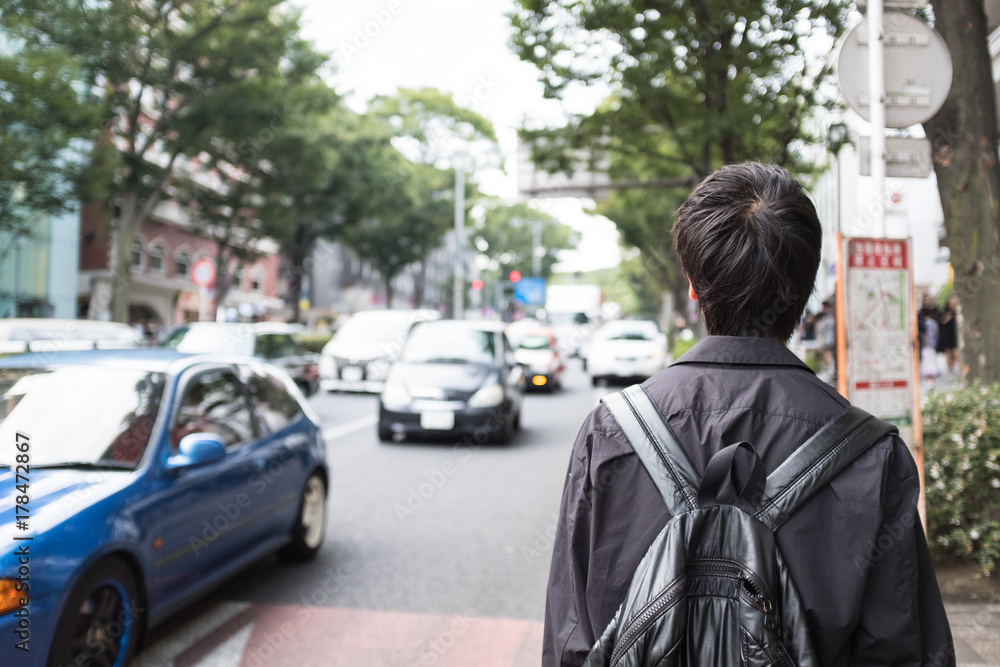 Obraz premium 街を歩く男性