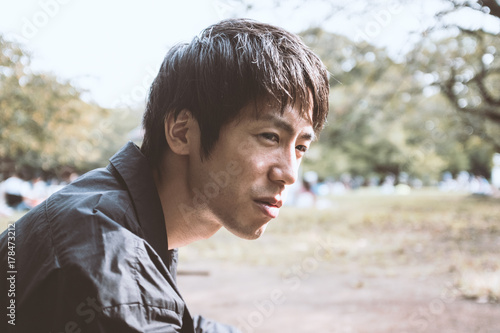 険しい表情の男性