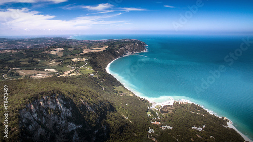 Fototapeta Naklejka Na Ścianę i Meble -  Vista aerea da drone dji phantom 3 pro della costiera del conero