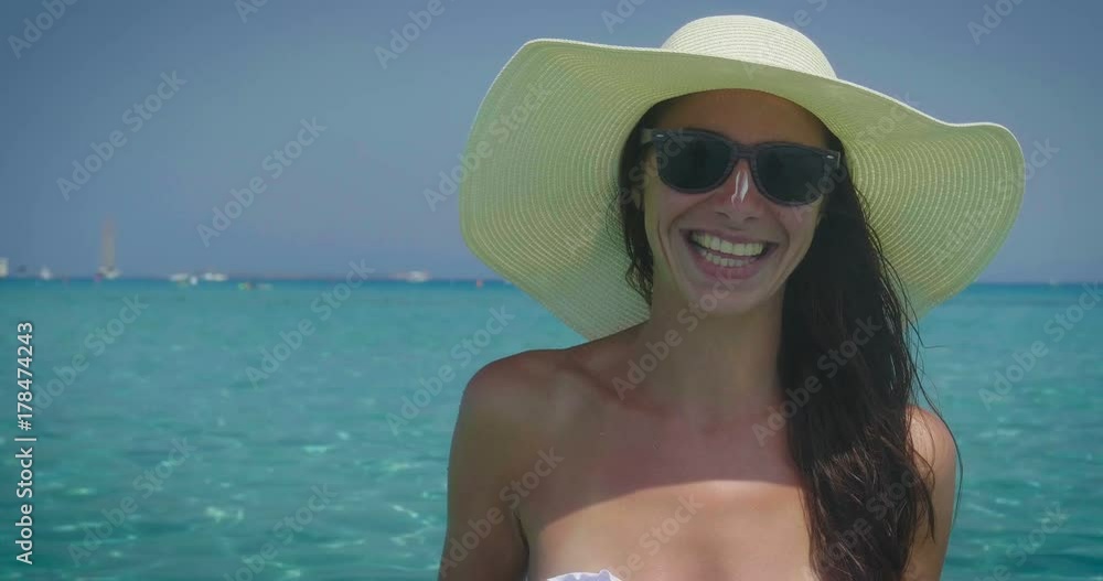 In summer, on a sunny day, on a beautiful tanned body to a girl, the sun protection cream, painted Sunny, a blue sea background, is smeared. Concept sea rest, sun, travel, vacations, enjoy, hot, heat. In summer, on a sunny day, on a beautiful tanned body to a girl, the sun protection cream, painted Sunny, a blue sea background, is smeared. Concept sea rest, sun, travel, vacations, enjoy, hot, heat.