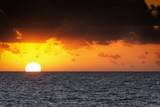 Magnifico tramonto sul mare con sole in evidenza e riflessi