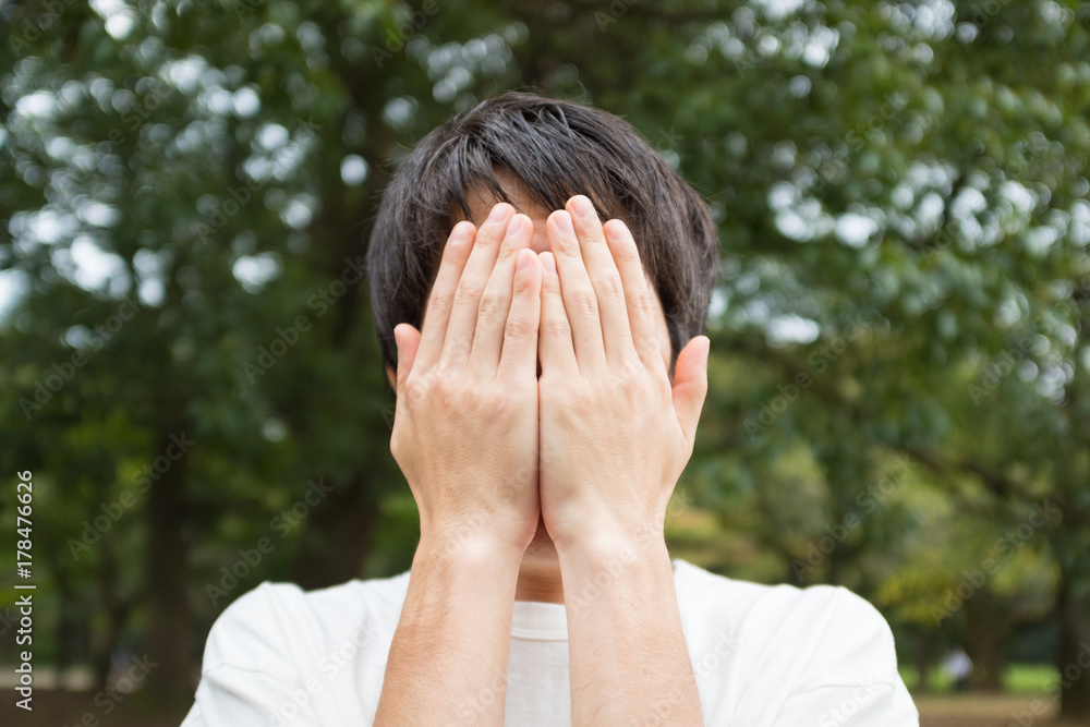 顔を手で覆う男性 Stock Photo Adobe Stock