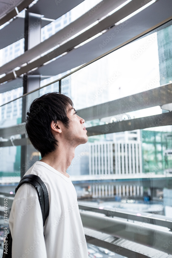 Fototapeta premium 都市にいる男性