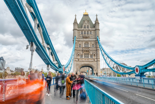 Canvas Print Tourists along Tower Bridge in London, blurred view with long exposure