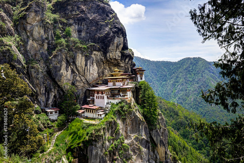 Fotografie View to Famous Tigers Nest Temple in Bhutan
