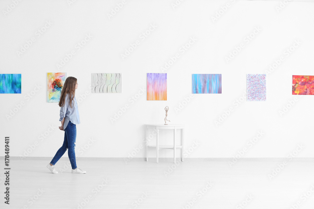 Young woman in art gallery - obrazy, fototapety, plakaty 