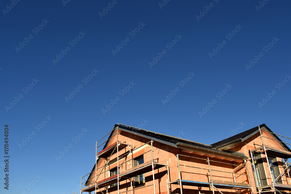 Neubau mit blauem Himmel