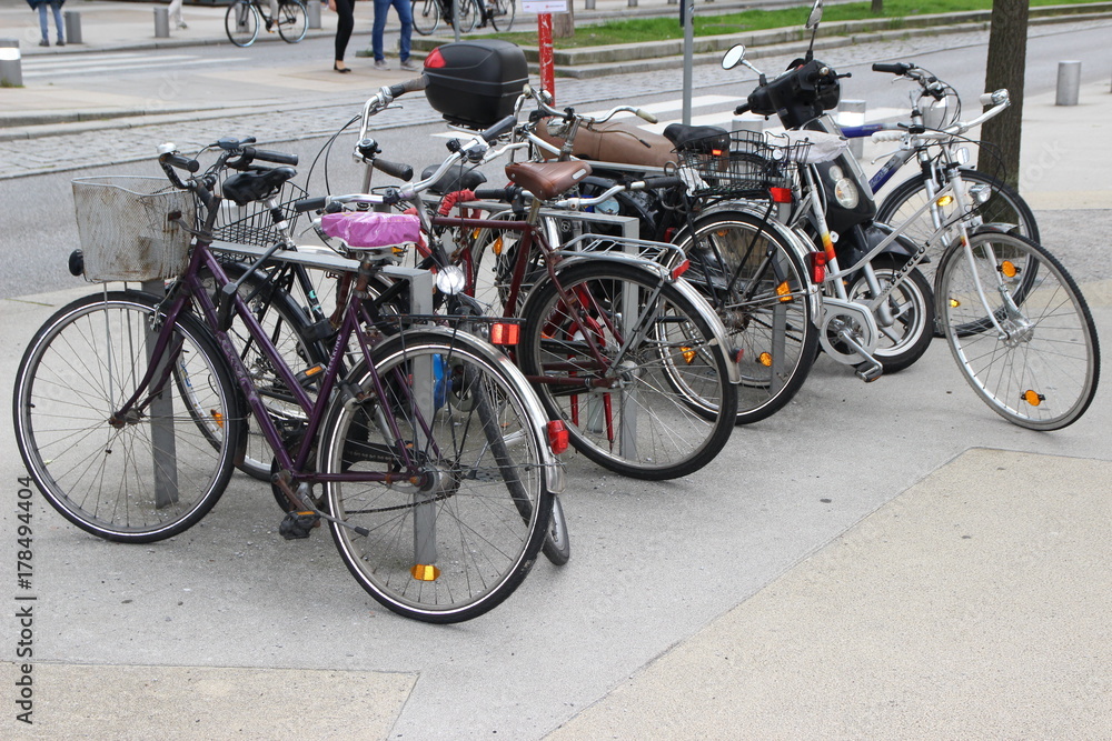parkende Fahrräder an einem Fahrradständer in der Innenstadt 