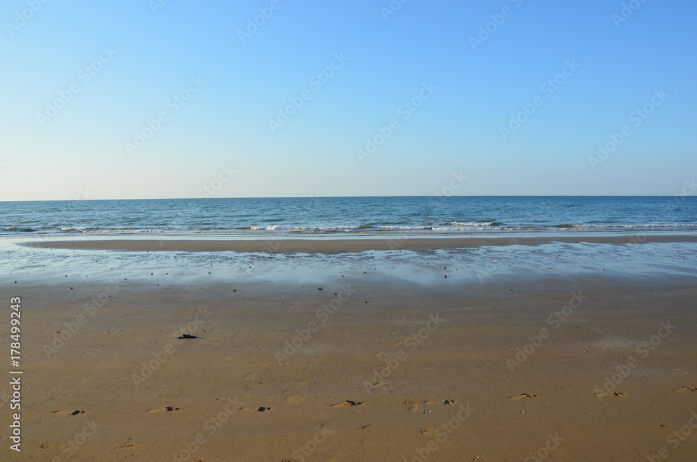 Einsamer Strand am Morgen