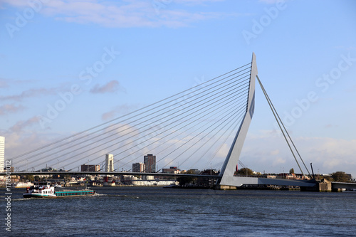 Schifffahrt im Hafen Rotterdam mit Erasmusbrug  Flagge und Panorama