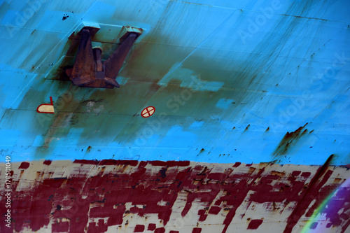 Bugwulst, Eisbrecher, von der Seite an großem Containerschiff