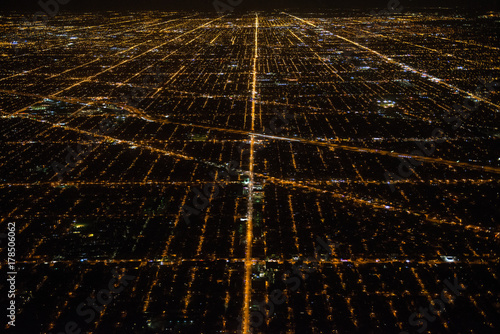 Canvastavla Aerial view to night city Chicago streets
