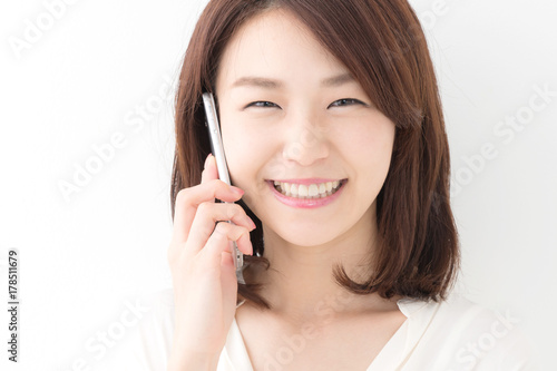 スマートフォンで話をする女性