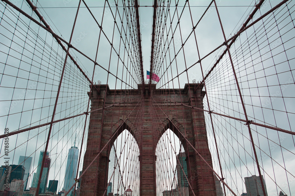 Fototapeta premium NYC Nowy Jork Widoki Zachmurzony Most Brookliński