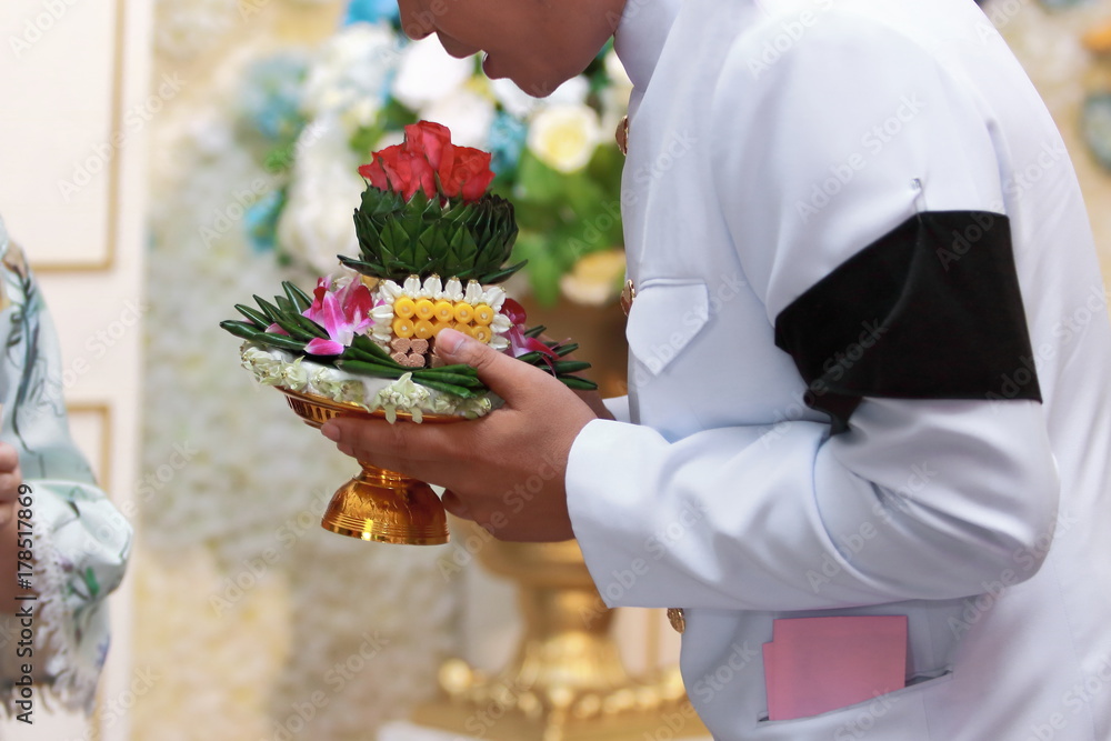 Φωτογραφία Groom holding tray of gifts or Khan makk in Thai traditional wedding ceremony