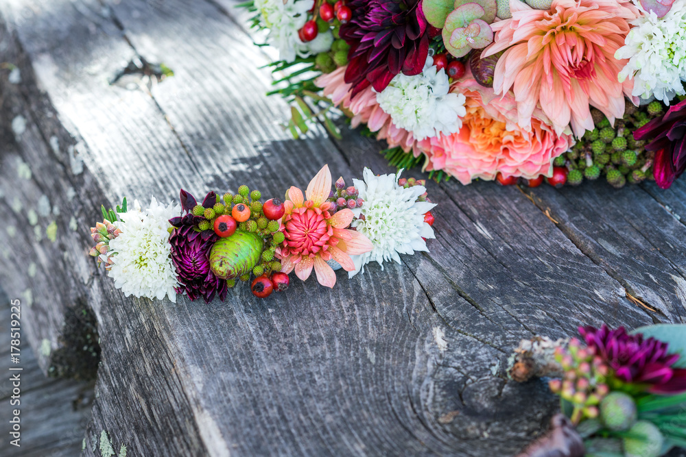 Trendige Floristik für eine herbstliche Vintage Hochzeit - Brautstrauß - Blumen - Herbst - Sommer - Heirat