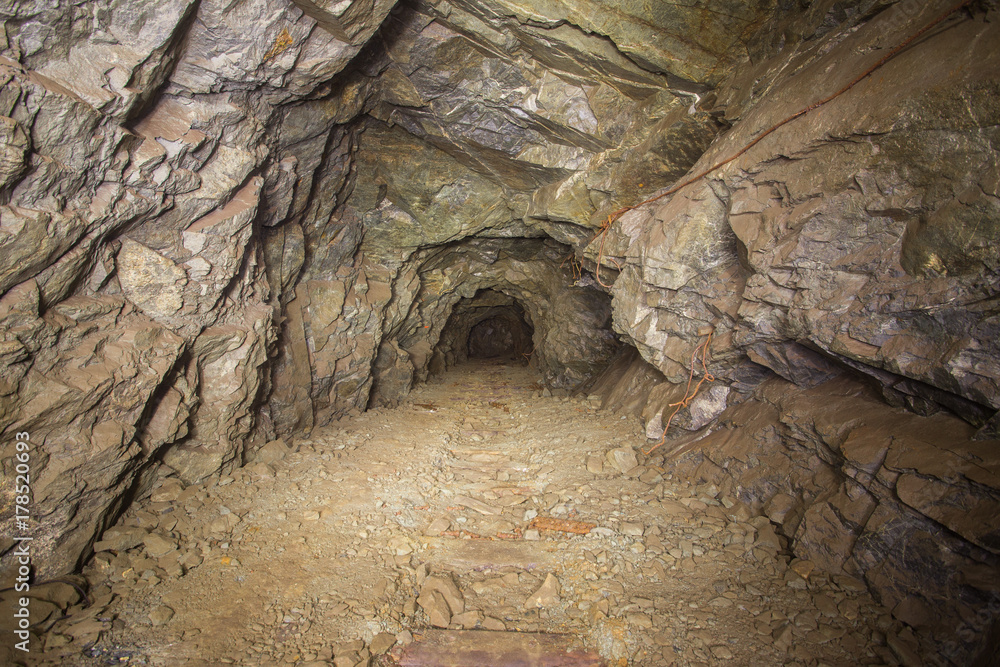 Obraz premium Underground abandoned ore mine shaft tunnel gallery