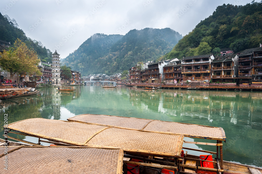 Naklejka premium Boats on the Tuojiang River, Fenghuang Ancient Town, China