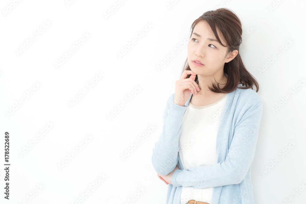 悩む若い女性 悩む若い女性