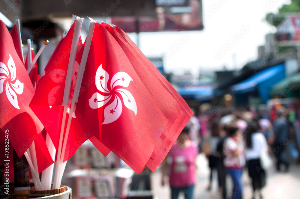 Naklejka premium Pamiątkowe flagi narodowe Hongkongu na Stanley Market, Hongkong