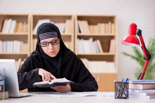 Canvas Print Muslim girl in hijab studying preparing for exams