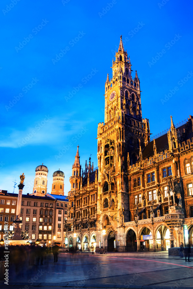 Fototapeta premium Marienplatz nocą z ratuszem w Monachium, Niemcy