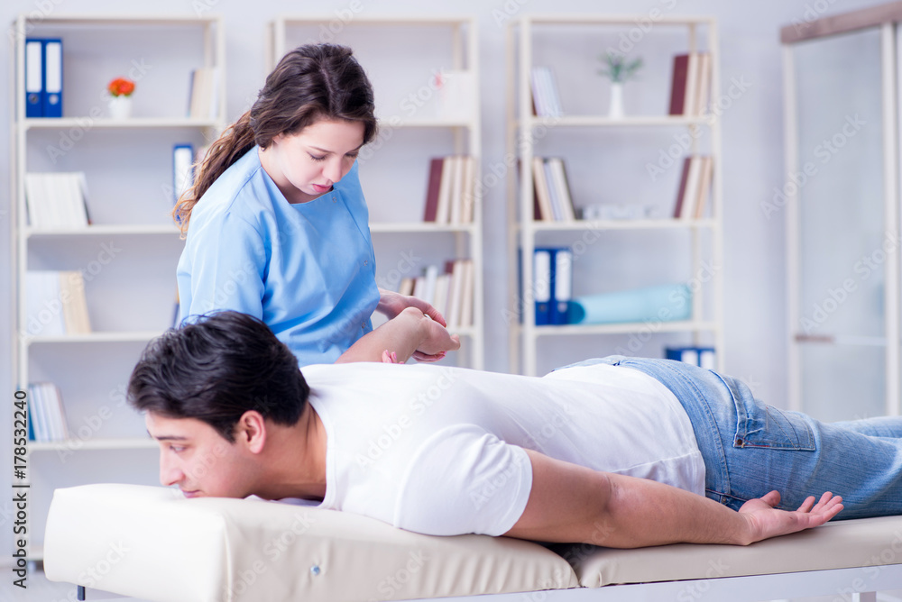 Obraz premium Female chiropractor doctor massaging male patient