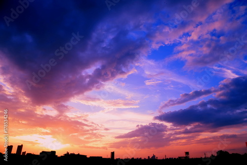 台風後の夕景と街並み