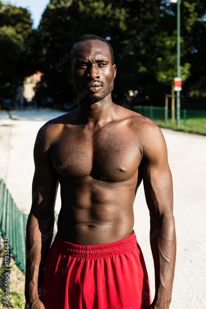 Obraz premium Athletic black man posing in a city park