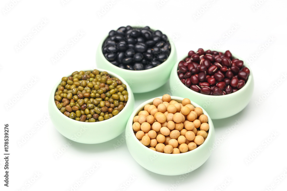 Fototapeta premium various beans isolated on white background