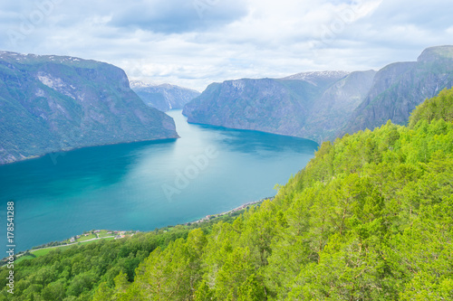 Imposante Berge im Fjord an Norwegens Küste