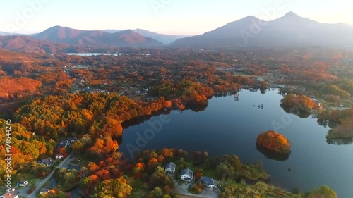 裏磐梯曽原湖の紅葉空撮