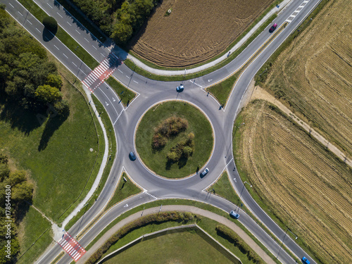 Vista aerea di una rotonda e circolazione dei veicoli