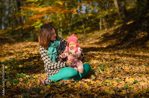 Obraz na płótnie Happy family: mother and child little daughter in nature outdoors w salonie