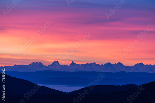 Lever du soleil sur les Alpes Suisses © Olympixel