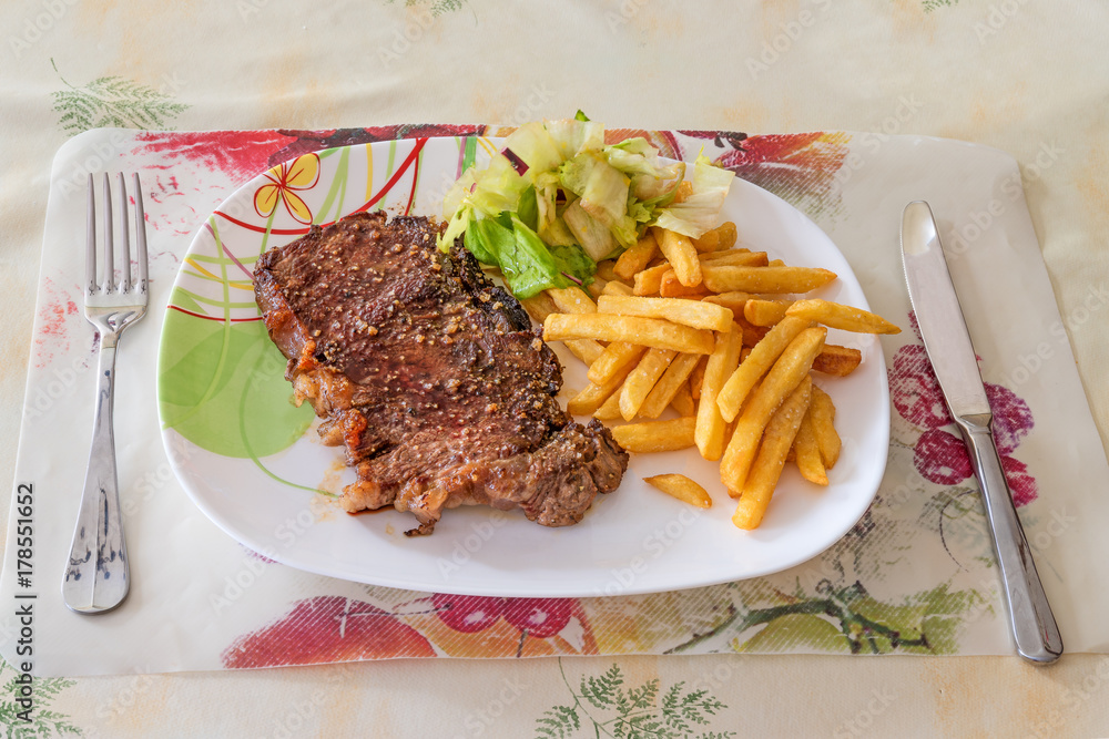 steak frites salades sur assiette Stock Photo | Adobe Stock