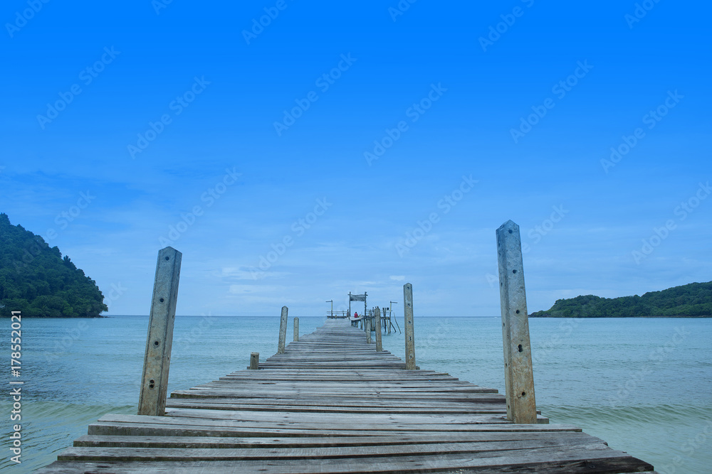 Fototapeta premium A wooden bridge on the sea