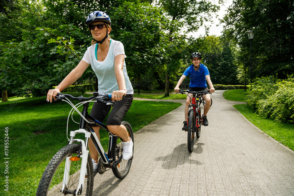 Obraz premium Healthy lifestyle - people riding bicycles in city park