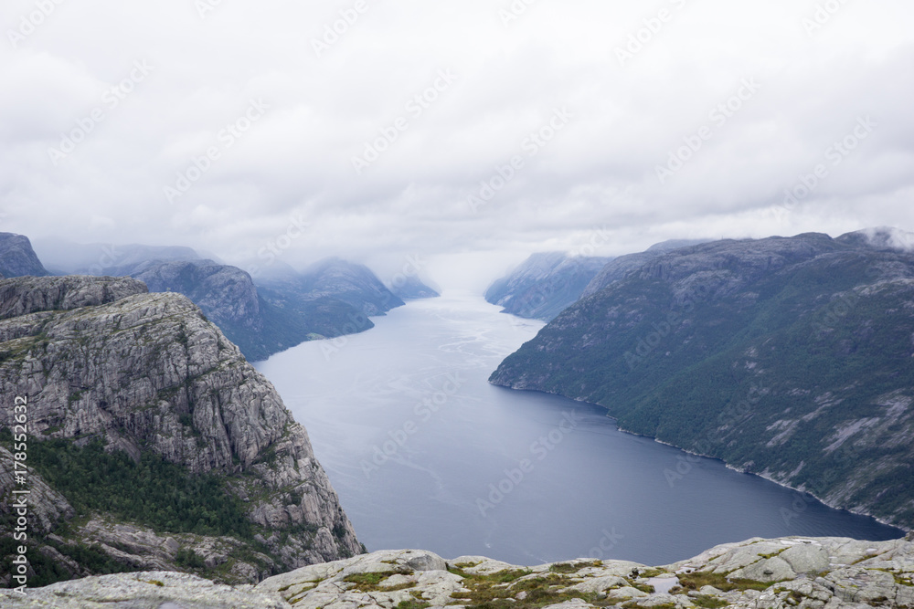 Cloudy lake views Cloudy lake views