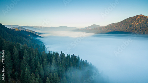 Fotografija An aerial epic landscape, the valley between the mountains is filled with mornin