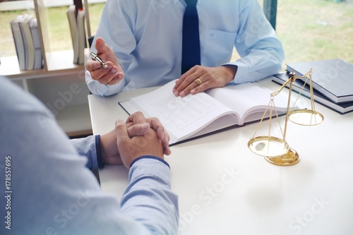 Foto Legal counsel presents to the client a signed contract with gavel and legal law