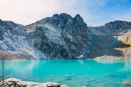 Fototapeta Naklejka Na Ścianę i Meble -  Mountain lake with turquoise water and rocks