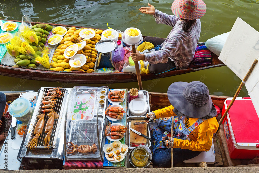 Fototapeta premium Traditional floating market in Damnoen Saduak near Bangkok. Thailand