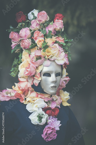 Fototapeta Naklejka Na Ścianę i Meble -  Masque de carnaval fleuri