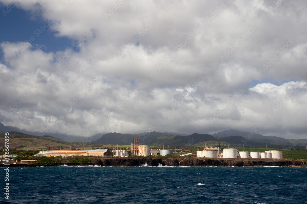 Industrieanlagen am Ufer von Port Allen auf Kauai, Hawaii, USA.