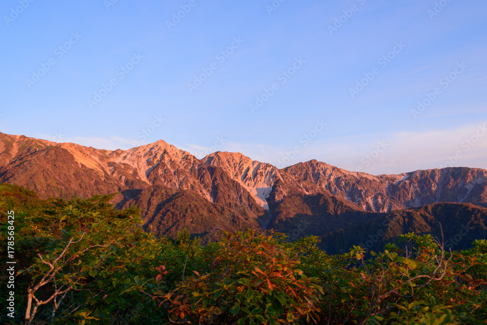 長野　北アルプス　朝日に照らされる白馬三山　秋