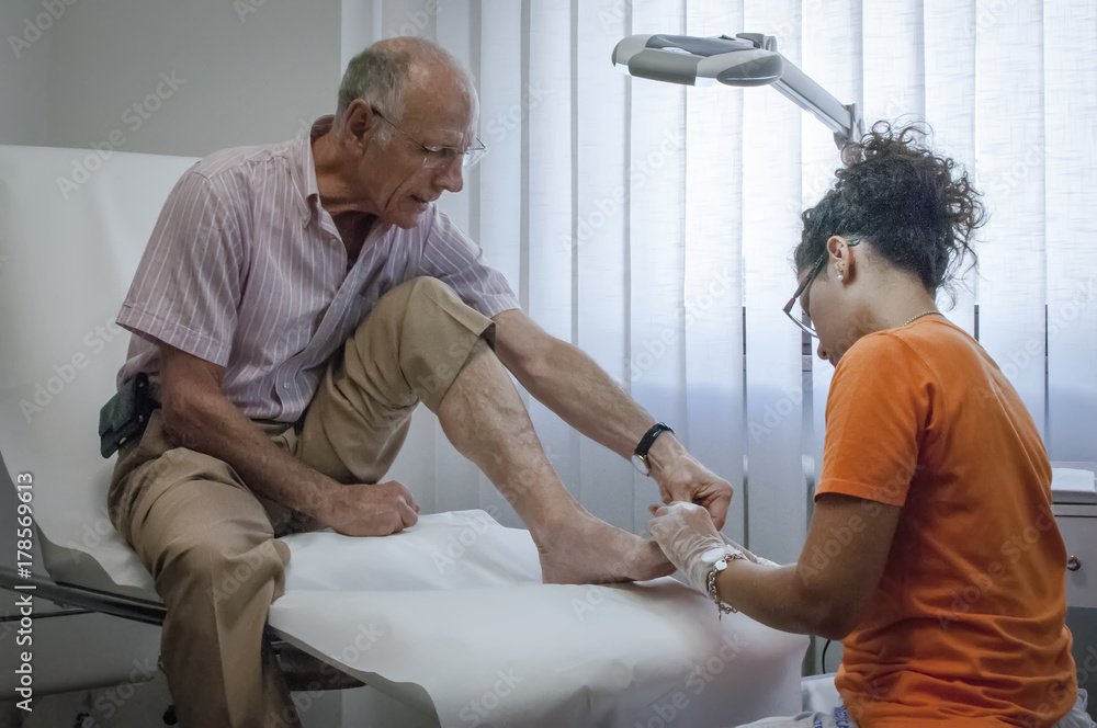 medico podologo cura piede paziente anziano - obrazy, fototapety, plakaty 