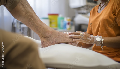 medico podologo cura piede paziente anziano