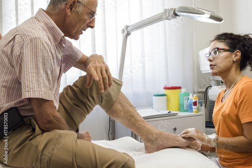 Foto medico podologo cura piede paziente anziano